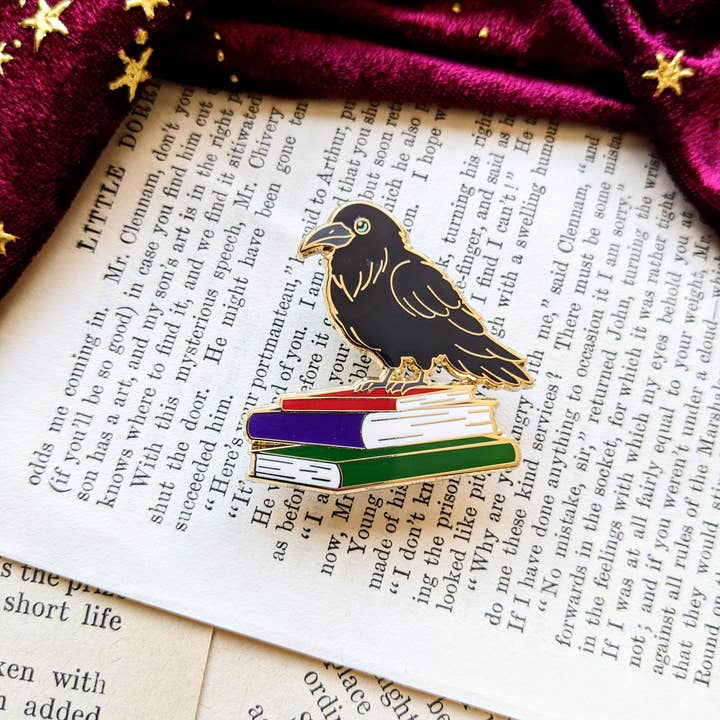 Joyella Design – Engroshandel Reversnål/knap – Poe the Raven hård emaljestift