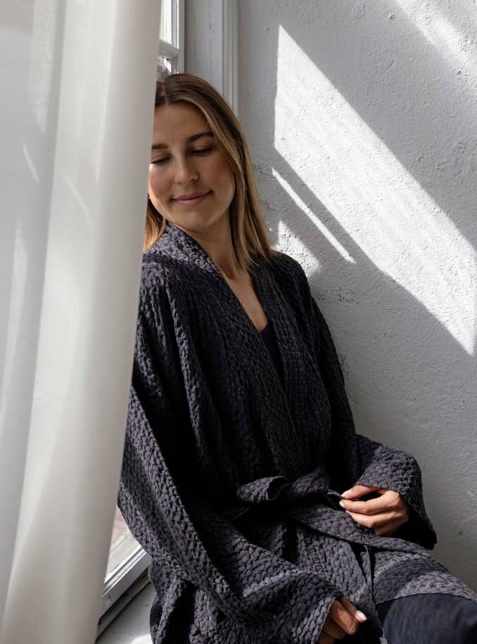 Kohle Santo Bademantel aus 100 % Bio-Baumwolle für den Großhandel auf Faire2