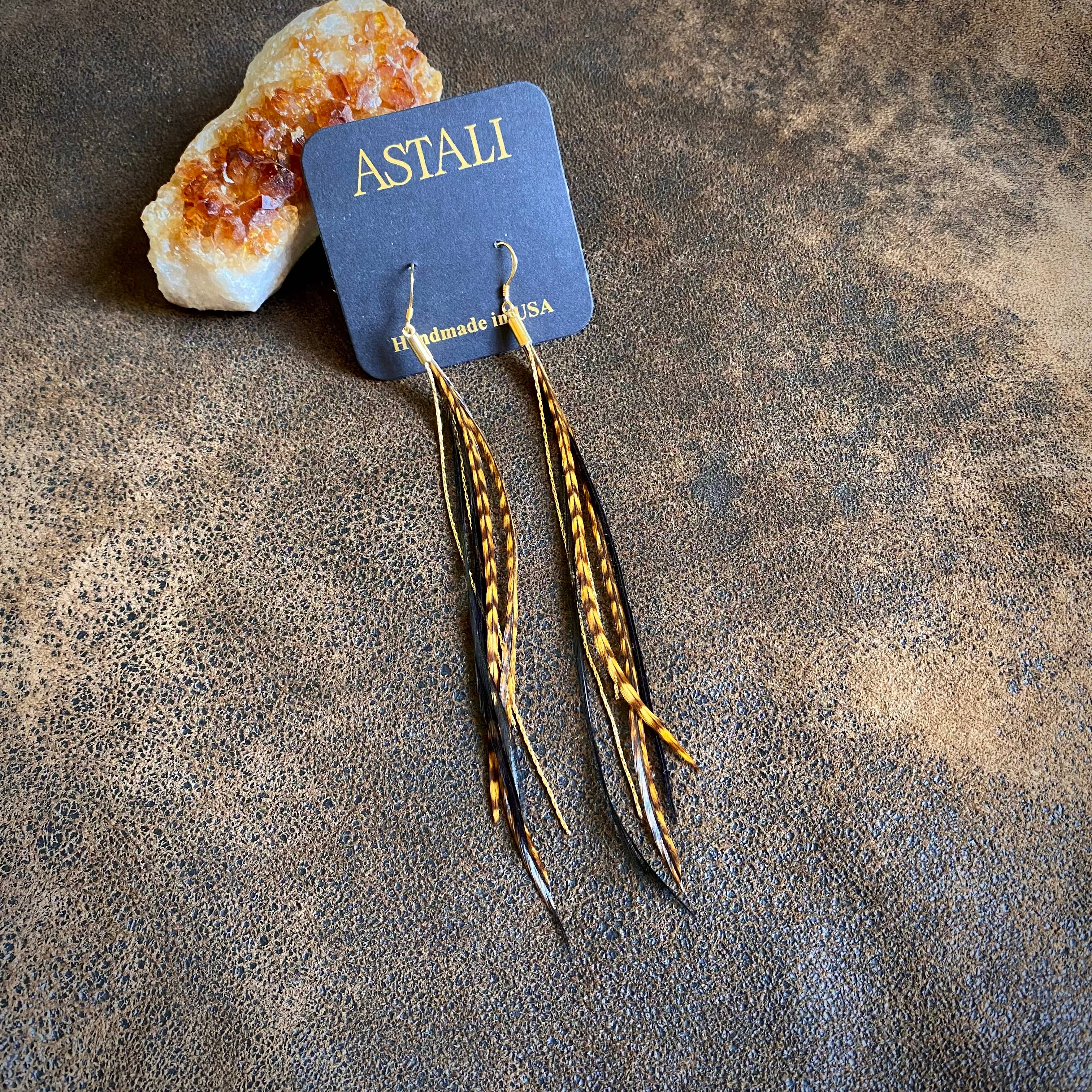 Amber Grizzly & Sort Mini fjerøreringe - Amber Grizzly & Sort/Guld, Boho for engroshandel på Faire7