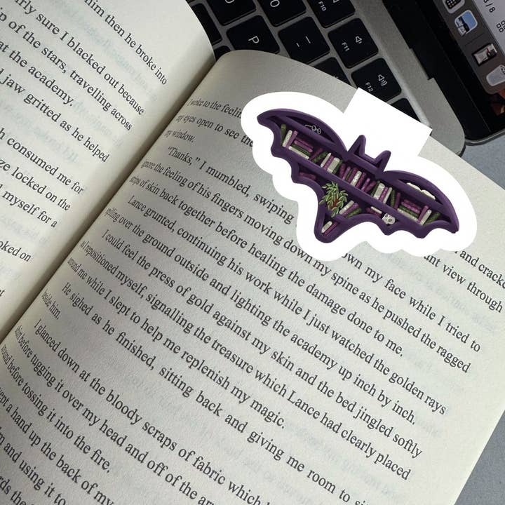 Marque-page magnétique Bat Bookshelf Dark Academia pour la vente par Serafine Art and Design