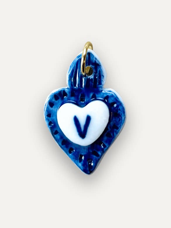 Charms - Pendentif en Porcelaine Cœur Bleu - Lettre V pour la vente par Tiké Jewels
