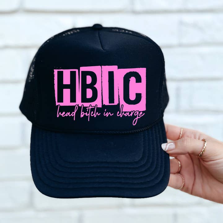 Southern Attitude Designs Inc – Großhandel Trucker-Cap – Damen – HBIC DTF bedruckte schwarze Trucker-Mütze0