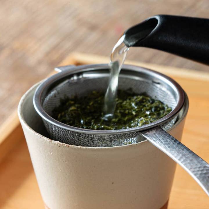 Passoire à thé avec manche martelé motif japonais Nagomi pour la vente par Yamani