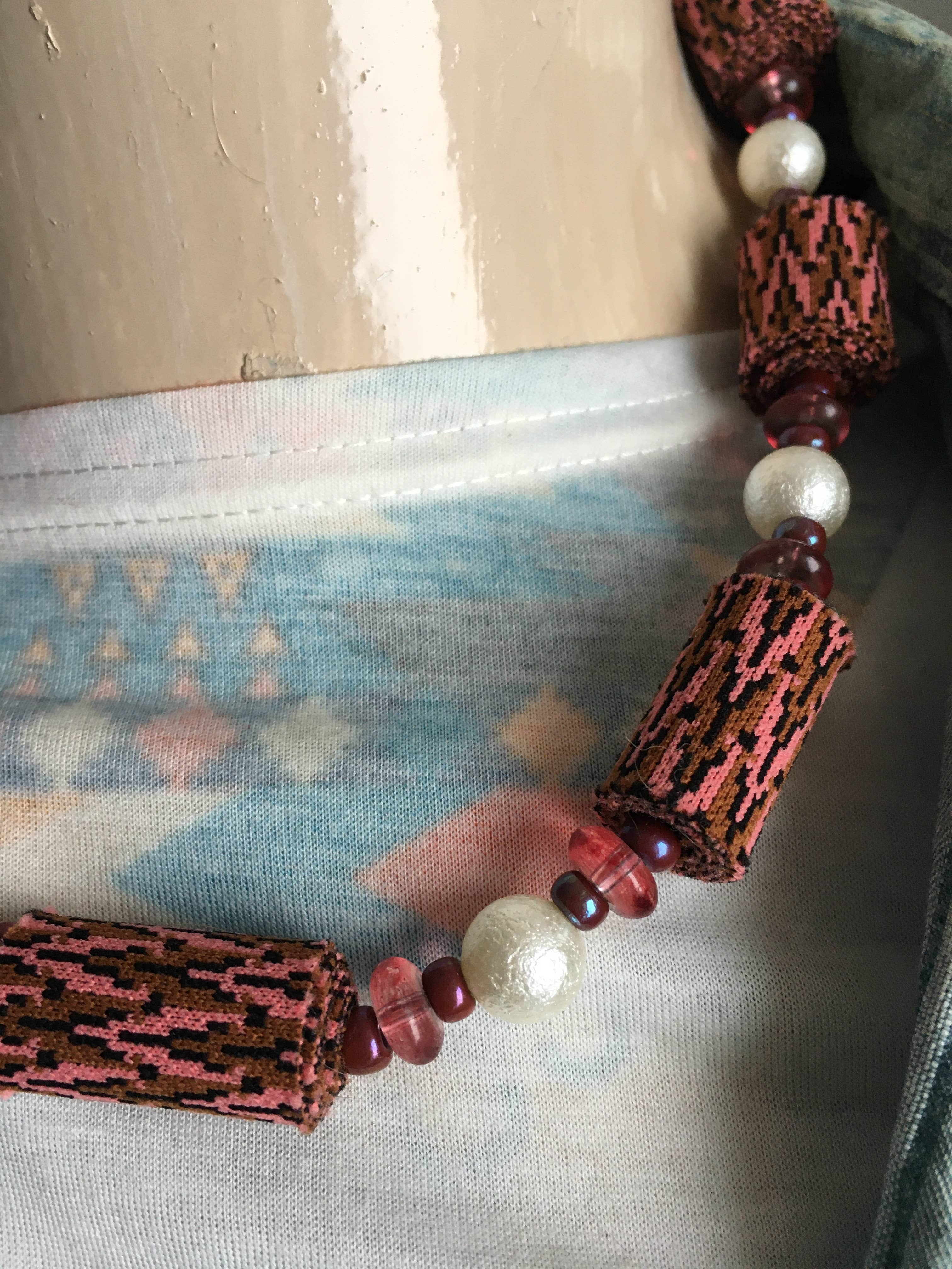 Etnyk - Wholesale Beaded/Pearl Necklace - Colar Artesanal com Contas de Tecidos e peças Acrílicas2