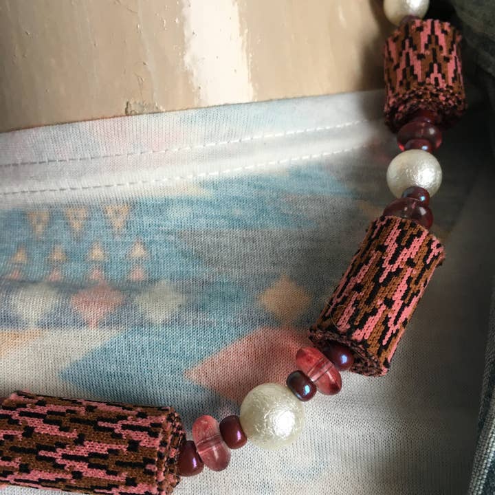 Etnyk - Wholesale Beaded/Pearl Necklace - Colar Artesanal com Contas de Tecidos e peças Acrílicas2