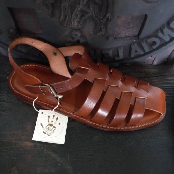Sandálias Artesanais Masculinas em Couro e Pele Vegetal #3 e outras tendências em Compre sapatos homem sem B2B. Devoluções gratuitas e condições de pagamento a 60 dias na Faire na Faire.