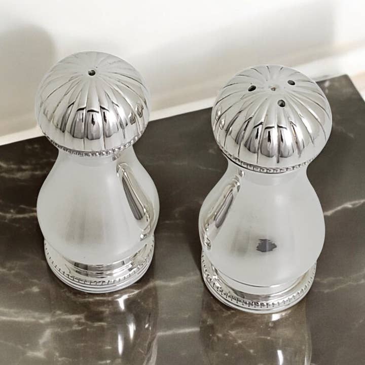 Sale e Pepe 3,75"h con Coperchi Scanalati Placcati in Argento Confezionati per la vendita all'ingrosso da parte di Corbell Silver