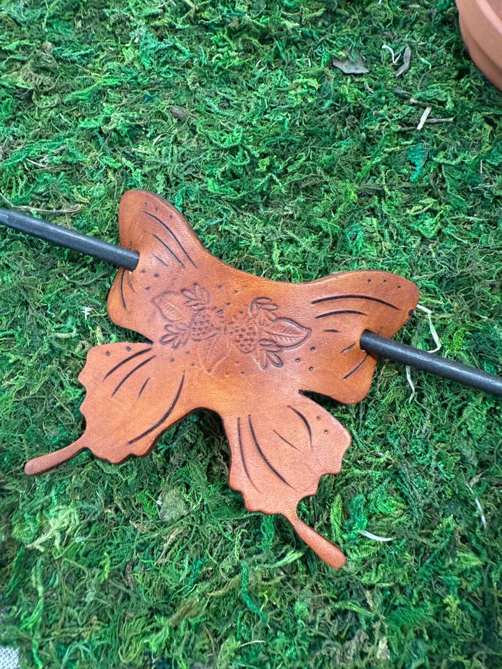 Jordgubbsstämplad fjärilshårpinne för wholesale av Jamie Rae Makes