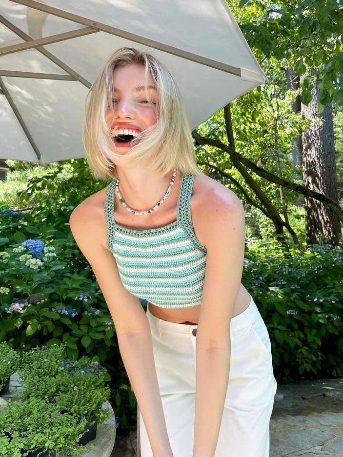 Haut court dos nu au crochet tricoté à la main pour femmes pour la vente par Honey Art and Nature