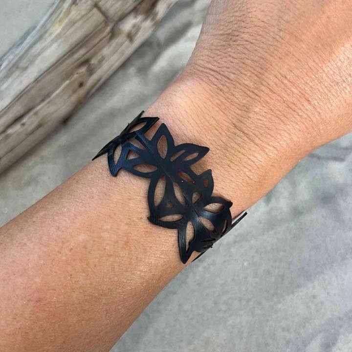 Kaden & Kai – Großhandel Manschettenarmband – Wildblumen-Fahrradschlauch-Armband4