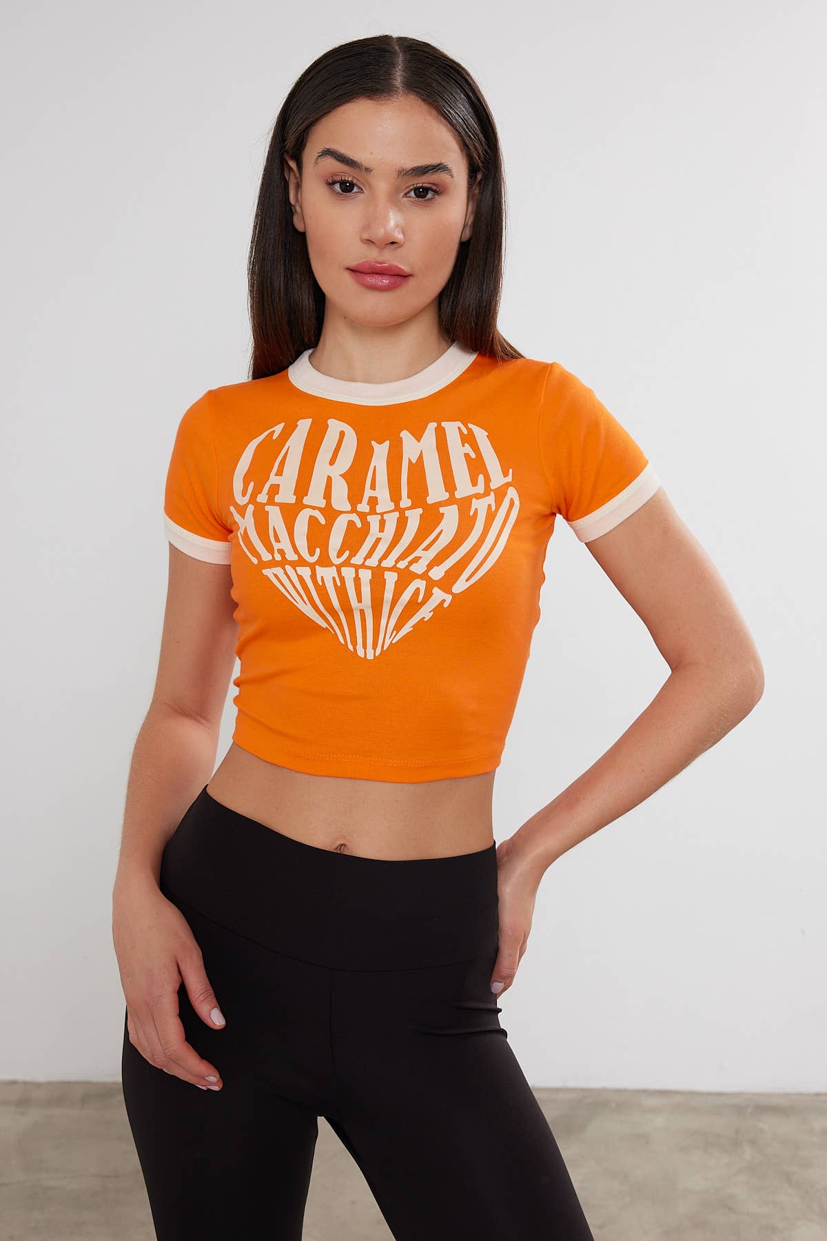 VAV NEW YORK – T-shirt estampada - Mulher por atacado – T-shirt de mulher com estampa de coração cortado Crop Top com estampa de coração7