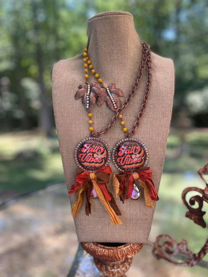 Collier VIBES D'AUTOMNE pour la vente par Gypsy South