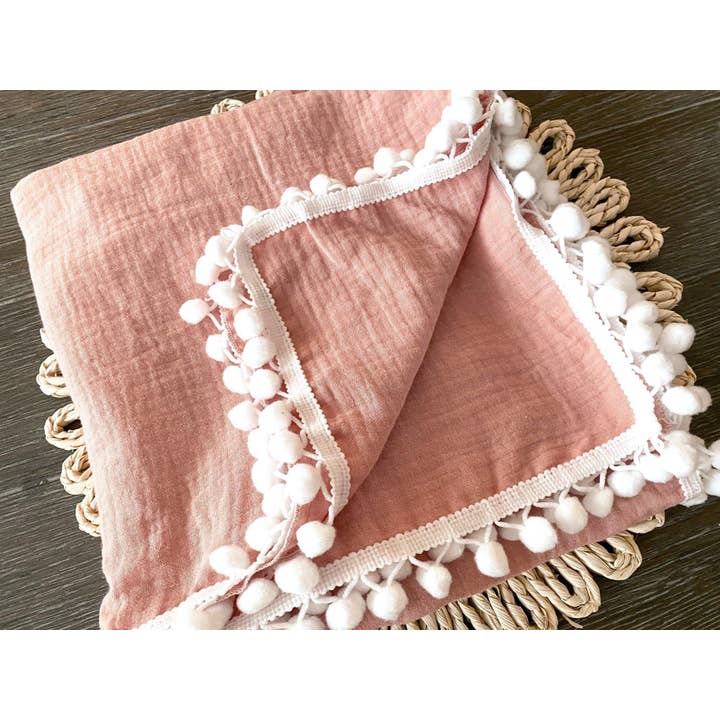 Couverture à langer en mousseline à pompons rose poudré pour la vente par Harp Angel Boutique