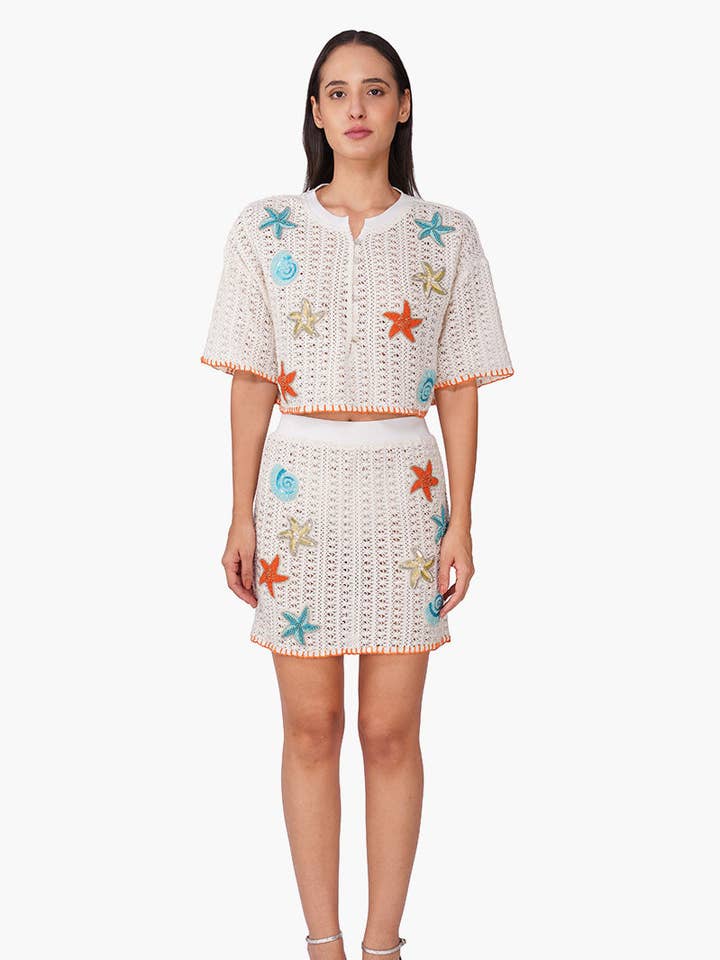 Sæt med 6 Coastel Patch Hæklet Pyntet Crop Oversized Skjorte (S, M & L) for engroshandel hos America & Beyond