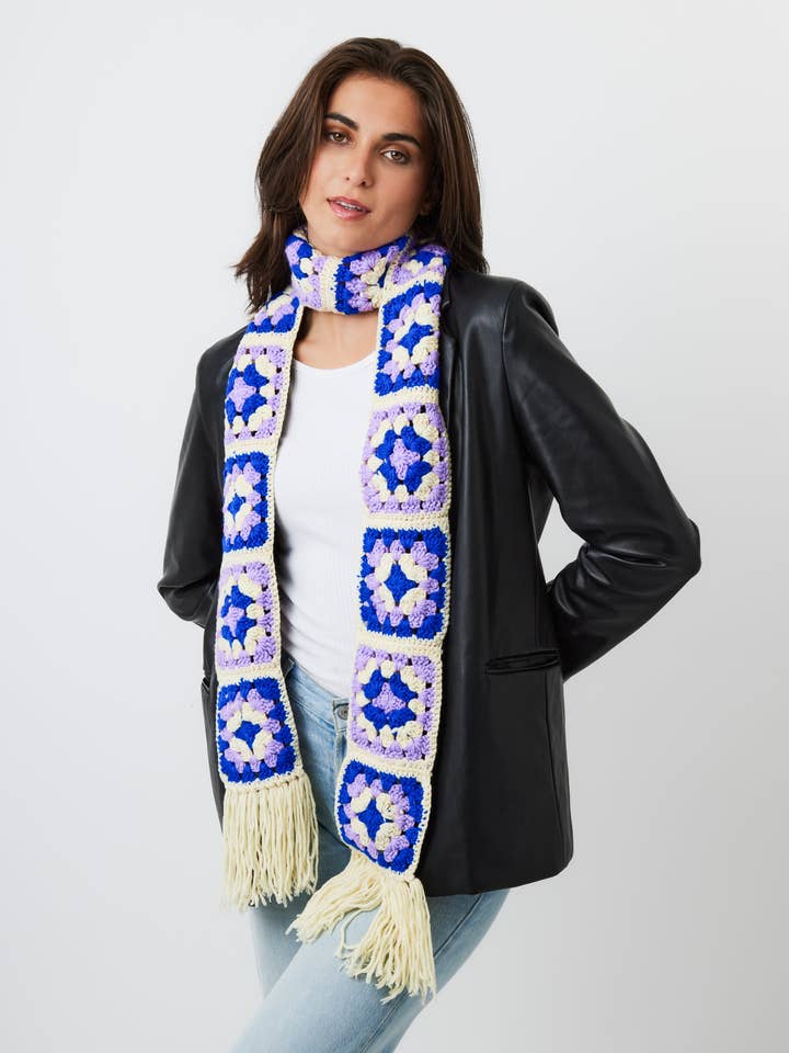 Gehaakte sjaal met bloemenpatch in veelkleurig paars voor wholesale door My Accessories London