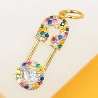 Pendentif en forme d'épingle à sûreté en zircone cubique rempli d'or 18 carats pour la vente par MIA Jewelry