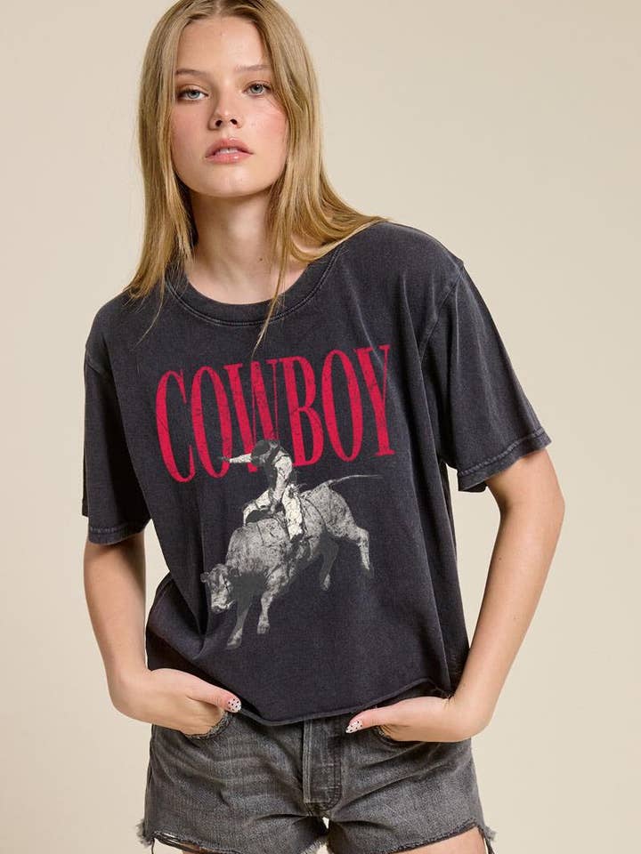 T-shirt effet crop à ourlet brut, imprimé western cowboy rodéo pour la vente par Zutter