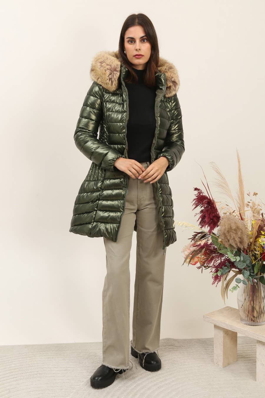 Attrait Paris – Großhandel Pufferjacke – Damen – Metallic lange Steppjacke mit Fell am Kapuzenrand34