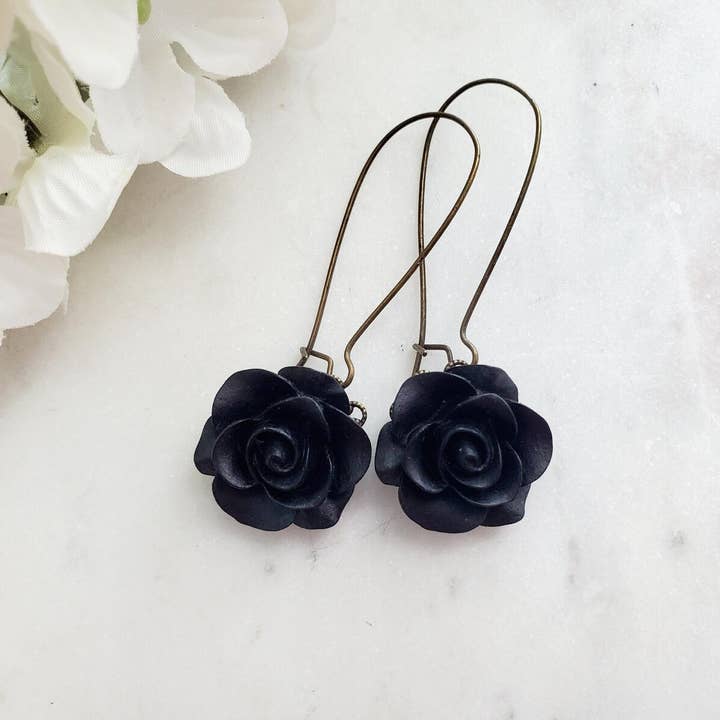 Pendiente Colgante de Rosa - Negro Mate para venta al por mayor de The Wild Poppy Jewelry Co.