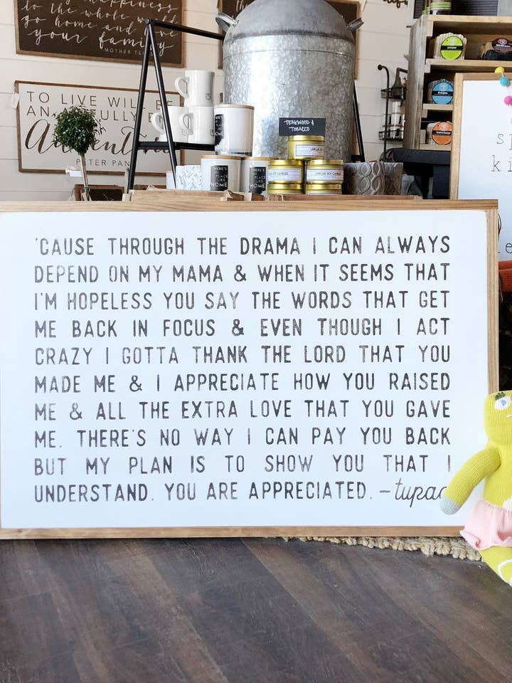 Letrero de madera Tupac Mama You Are para venta al por mayor de The Shed Interiors