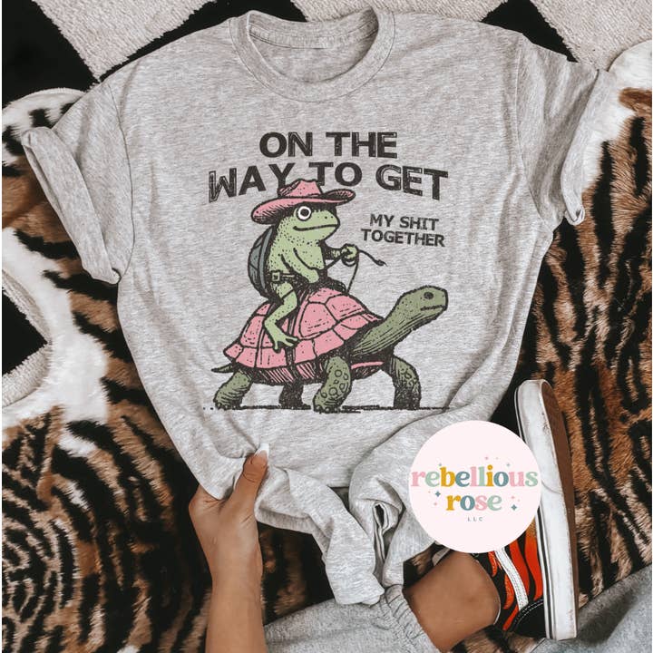 På vej til at få styr på mit lort grafisk T-shirt for engroshandel hos Rebellious Rose LLC