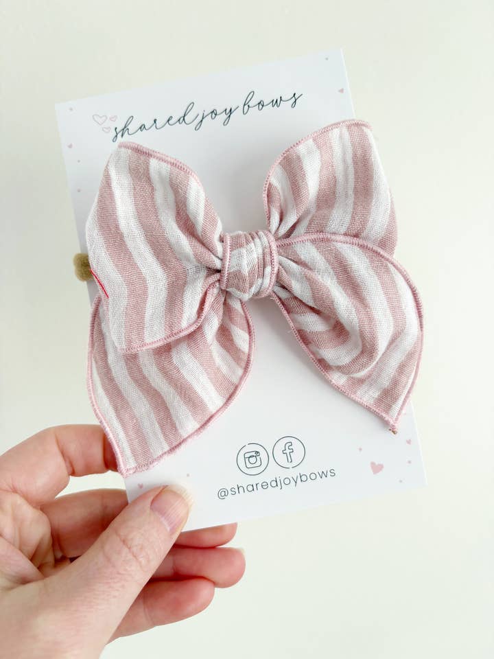 Nœud en lin à rayures blush | Nœud pour cheveux bébé et fille pour la vente par Shared Joy Bows