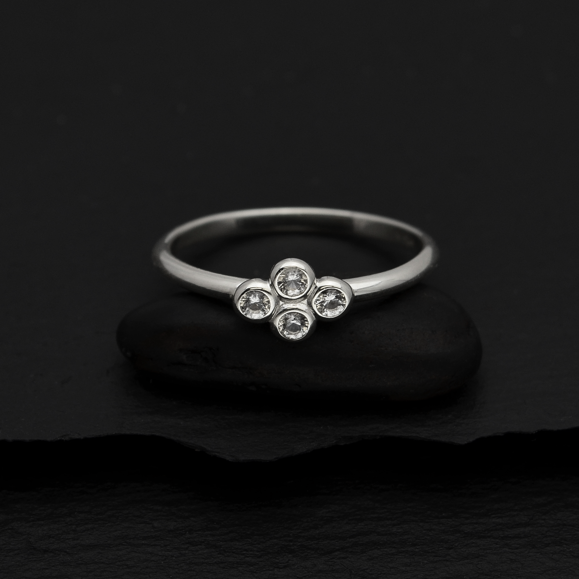 Nina Designs – Großhandel Mehrsteinige Ringe – Klar Cluster Nano-Edelsteinring aus Sterlingsilber0