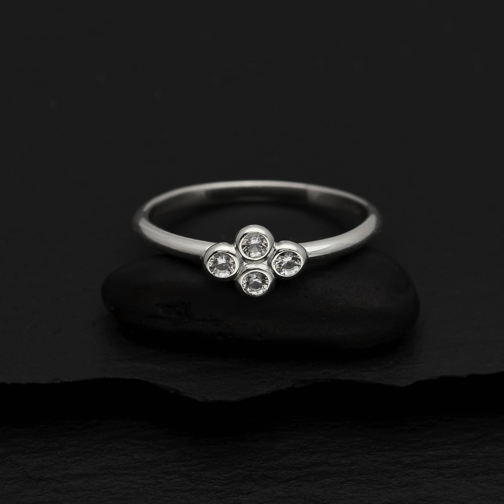Nina Designs – Großhandel Mehrsteinige Ringe – Klar Cluster Nano-Edelsteinring aus Sterlingsilber