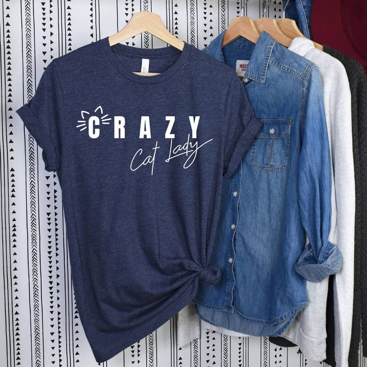 T-shirt bleu marine Crazy Cat Lady pour la vente par Simply Tees