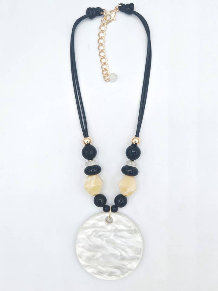 Kort akryl halskæde NK20241021-13MN for engroshandel hos LORIANE CREATION