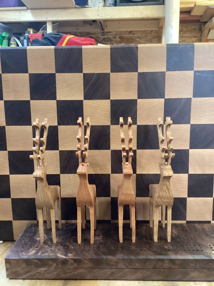 Adorno Navideño de Reno de Madera Dura para venta al por mayor de Roots to Branches Inc.