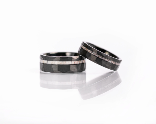 AxBands – Anel de casamento por atacado – Aliança de casamento martelada preta, anel embutido de chifre, 9012