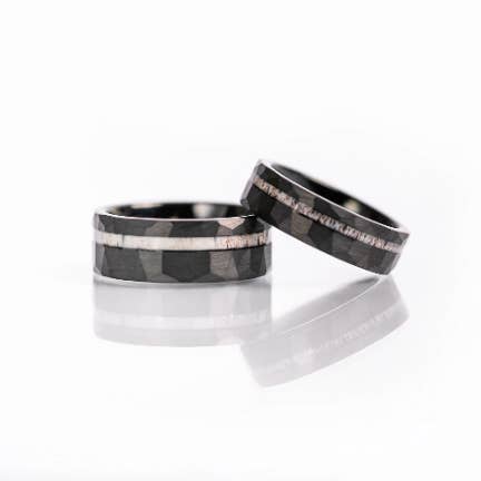 AxBands – Großhandel Ehering/Ring – Schwarzer gehämmerter Ehering, Geweih-Inlay-Ring, 9012