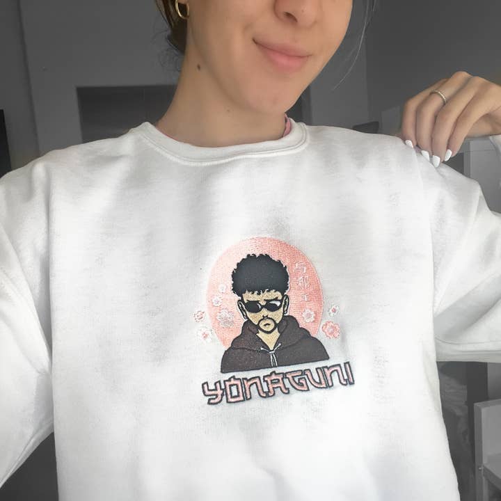 Ocean and Sun Co - Venta al por mayor Sudadera - Mujer - Camiseta de cuello redondo bordado Bad Bunny YONAGUNI2