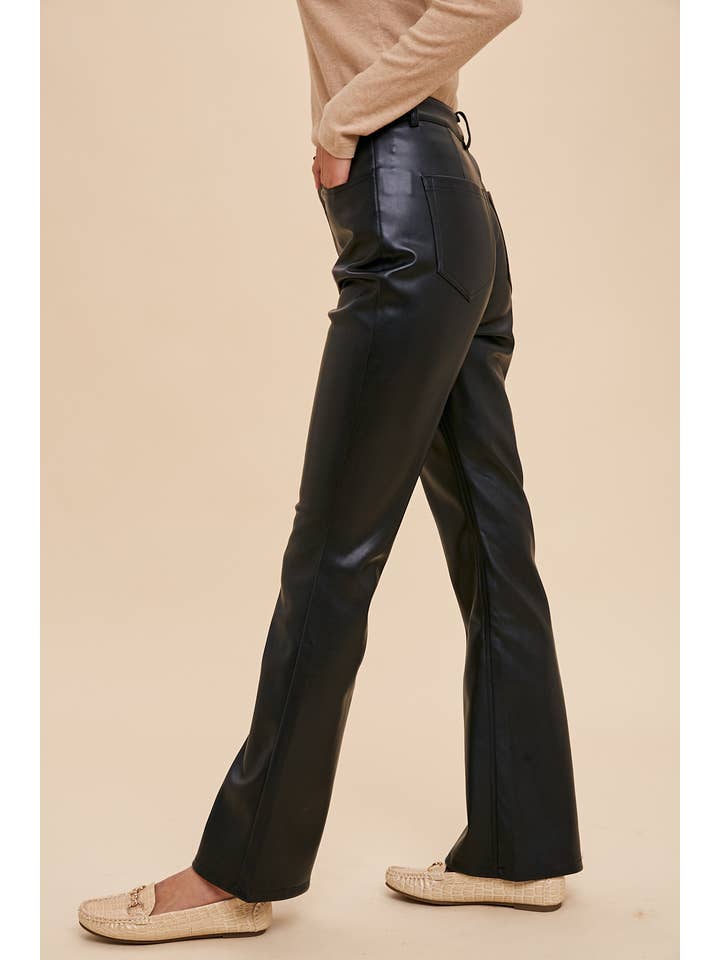 In Loom - Wholesale Broek - Dames - UITLOPENDE BROEK VAN VEGANISTISCH LEER
