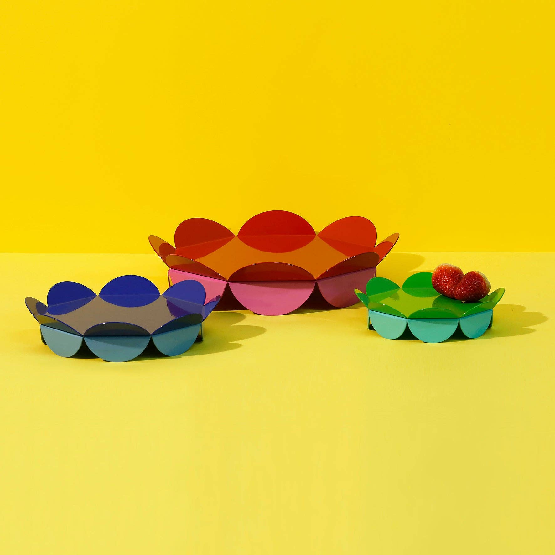 ISUWA - Wholesale Cake Stand - Flower Serving Stand S –  Sculptural & Glossy4