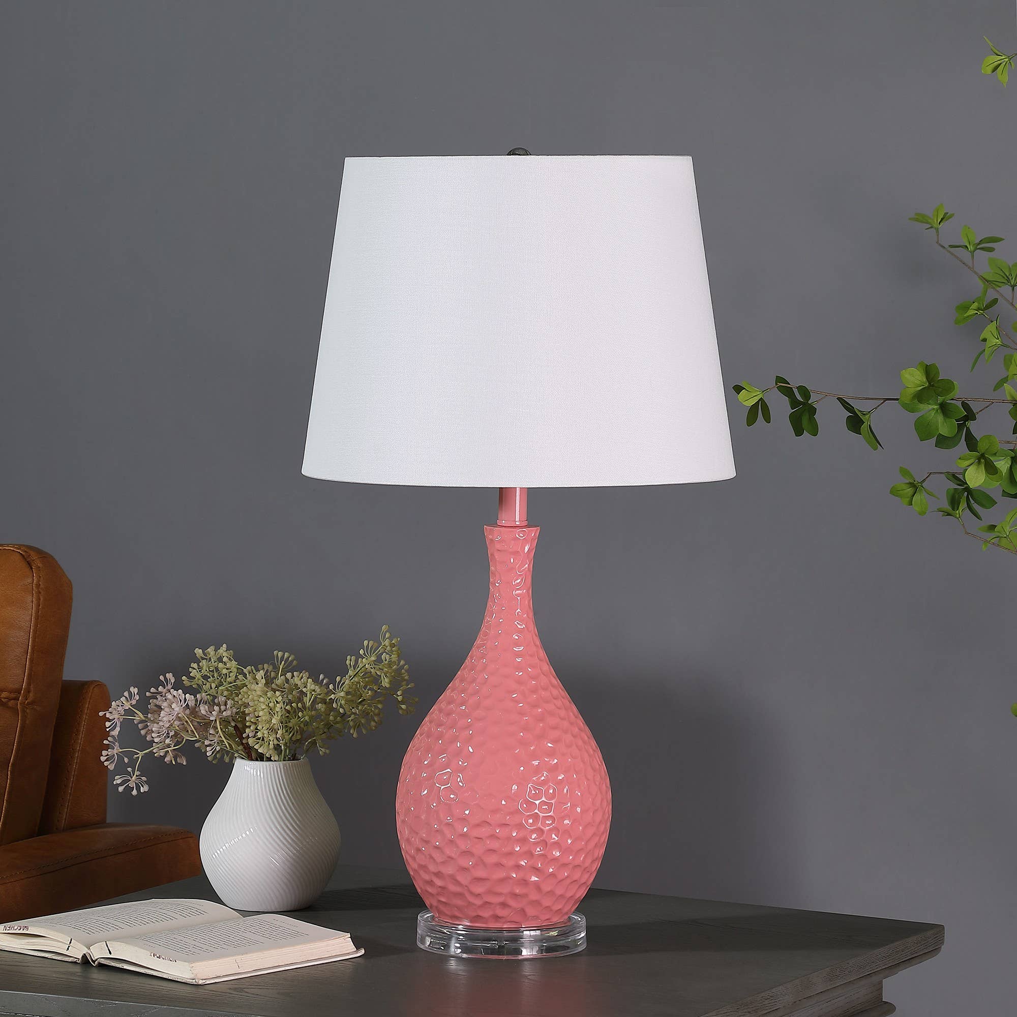 HomeRoots – Engroshandel Skrivebordslampe – 28 „Pink Hammered bordlampe med hvid konisk trommeskærm3