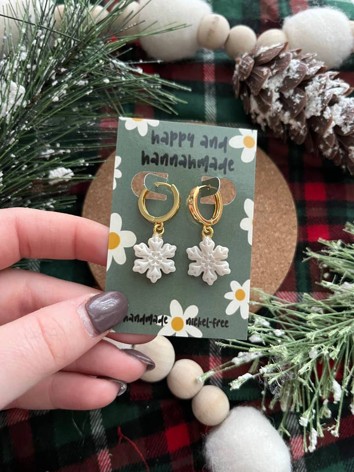 Snöflinga Huggie Hoops för wholesale av Happy and Hannahmade