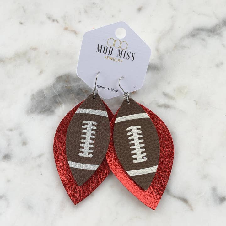 Boucles d'oreilles superposées en cuir Football+ Rouge pour la vente par The Mod Miss