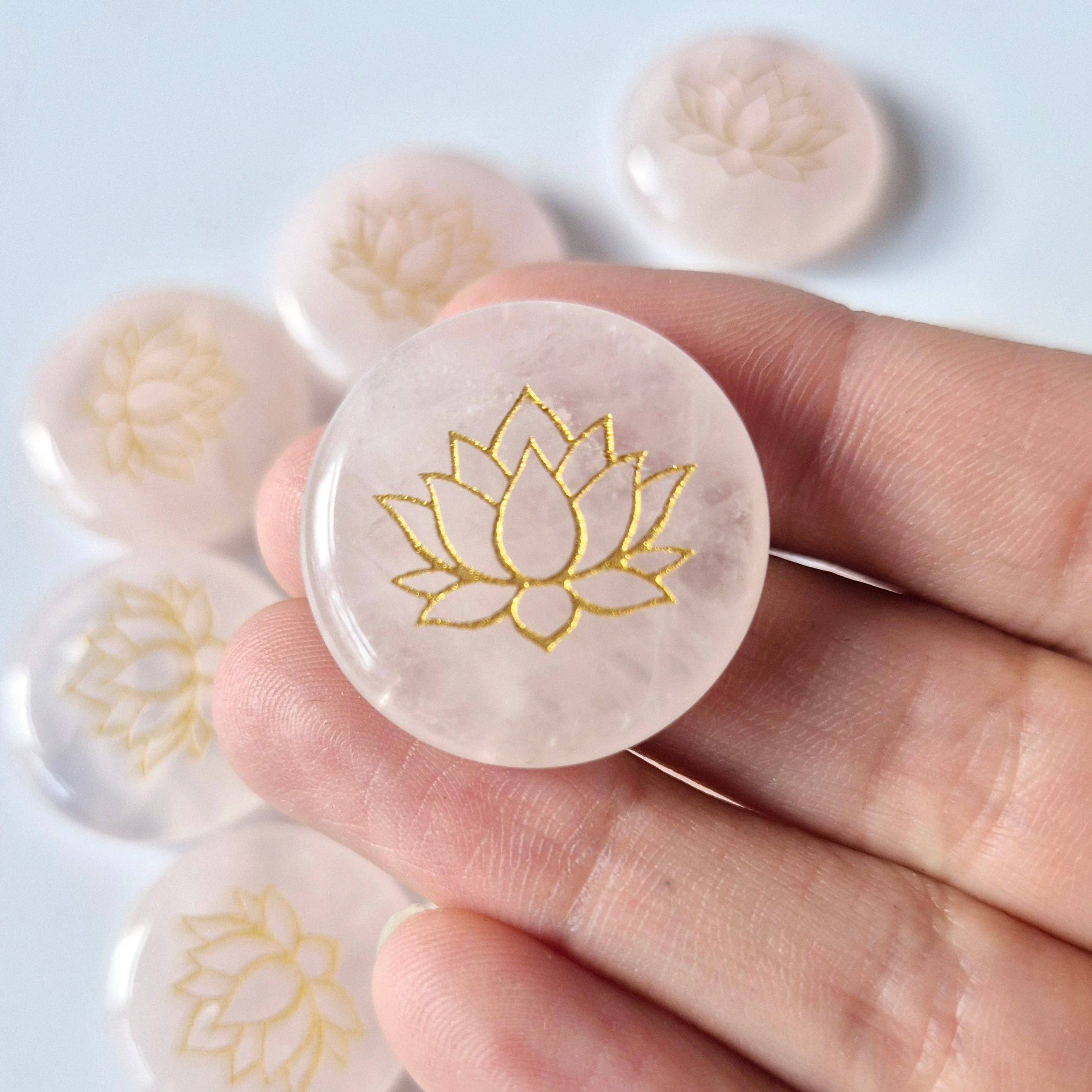 Moonlight Gemstones – Großhandel Spiritueller Stein/Kristall – Edelstein Rosenquarz Scheibe 2,5 cm mit Lotus-Symbol – Taschenstein Worry Stone0
