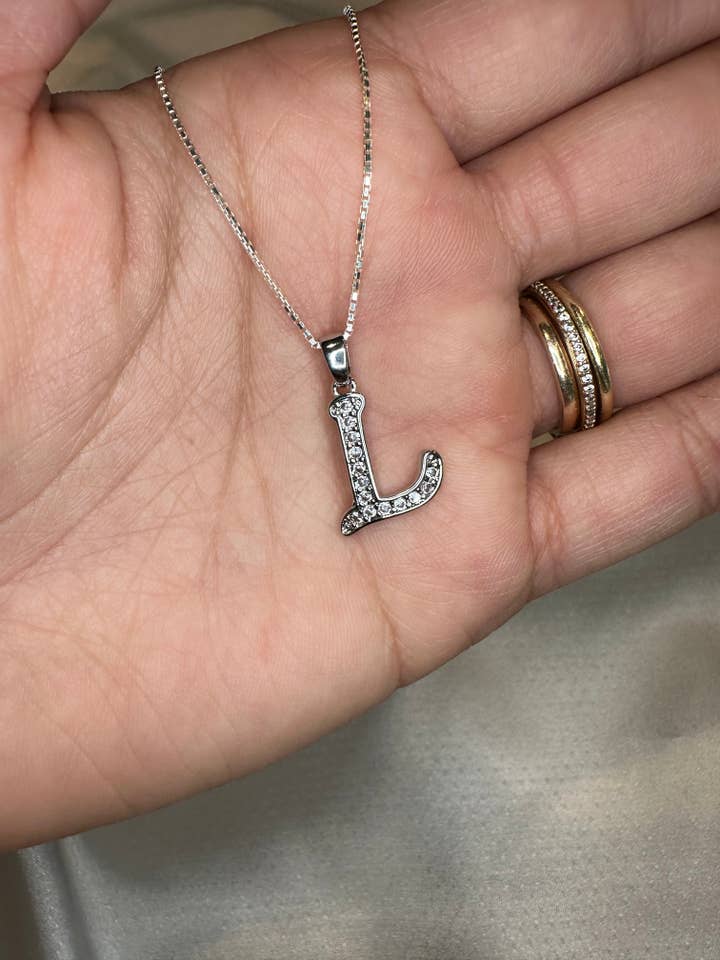 Collana con iniziale in argento (pavé corsivo) per la vendita all'ingrosso da parte di Starlite By J