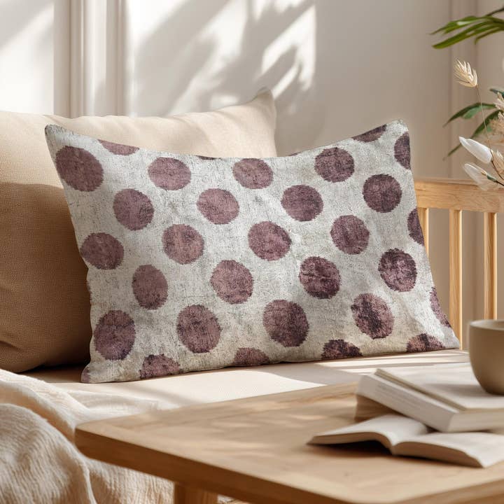 Handgjord brun ikat sammetssilkeprickig kuddfodral för wholesale av Samarra Home