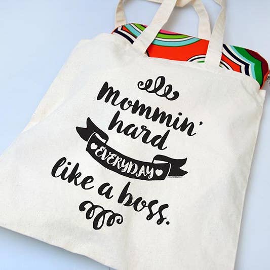 Mommin' Hard - Canvas draagtas voor wholesale door Sky of Blue Cards
