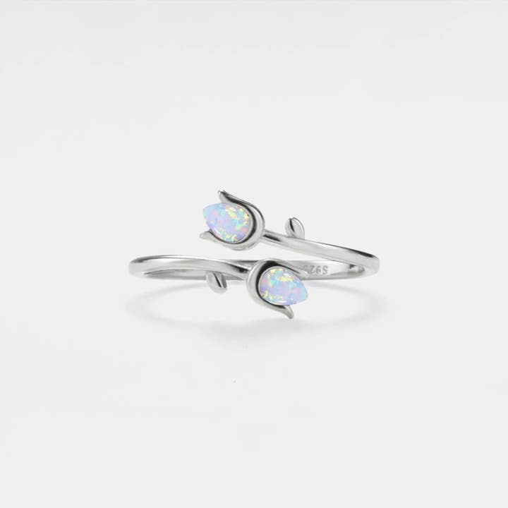 Perimade & Co. LLC – wholesale Ring med flera stenar – Ömtålig tulpanring med opal i 925 sterlingsilver2
