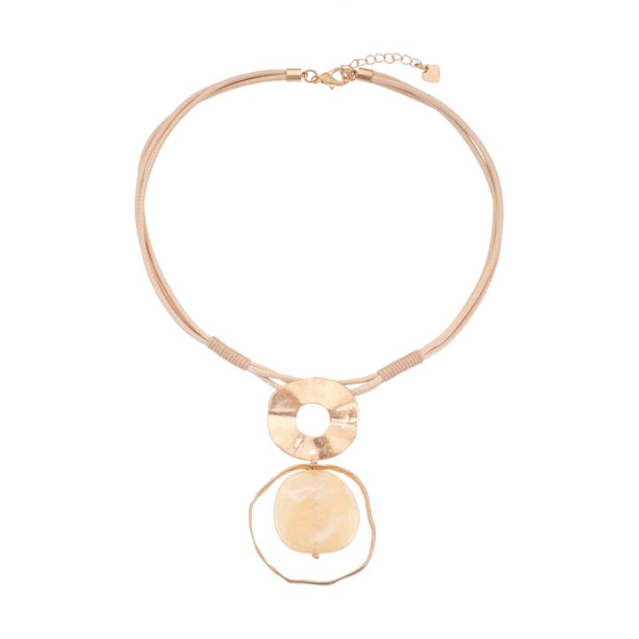 Collana VERITY con ciondolo a disco dorato e perla in resina color crema per la vendita all'ingrosso da parte di Blue Scarab