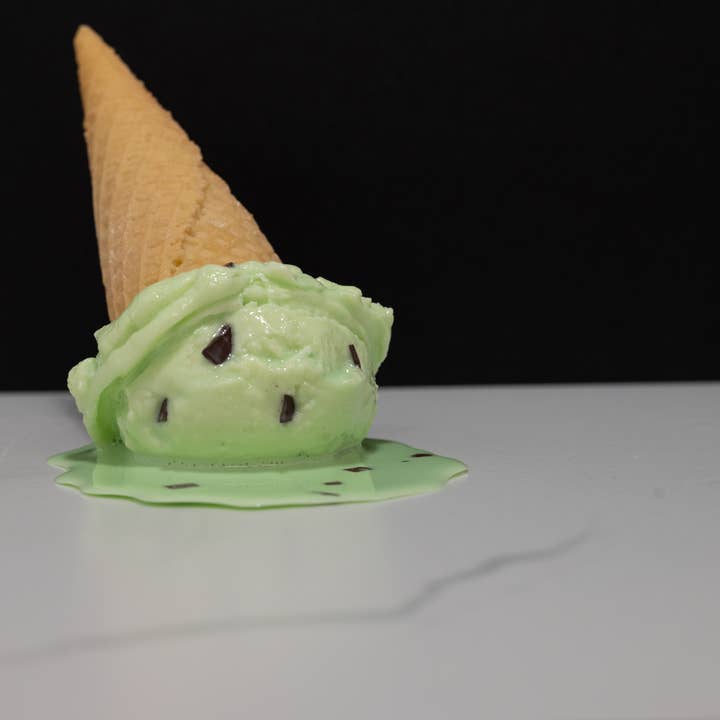 Just Dough It! Fake Foods – wholesale Dekorativt bordsobjekt – Falska smältande Mint choklad Chip Glass Cone