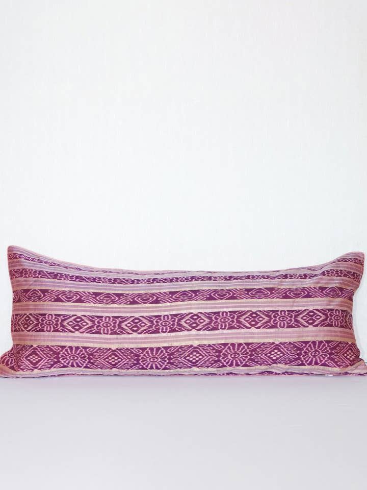 Housse de coussin Ikat Lumber en soie rose pour la vente par Rameti studios