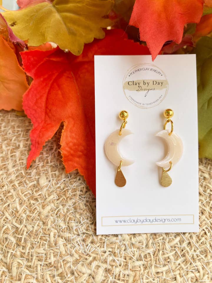 Pendentif en forme de lune à paillettes en opale pour la vente par Clay by Day Designs