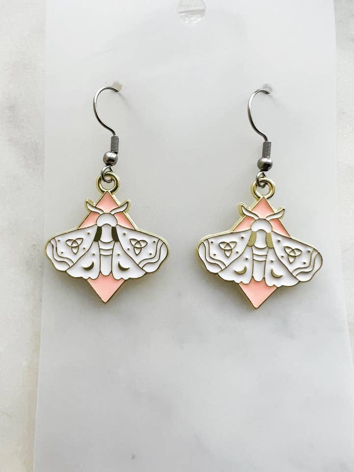 Boucles d'oreilles pendantes en émail kawaii papillon de nuit – Rose doux, blanc et argent. pour la vente par Carmen Miller Jewellery