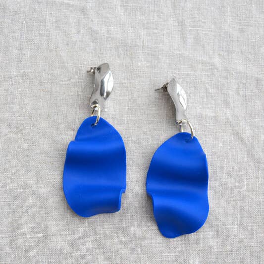Jewelry By Elina Dahl - Vente Boucles d'oreilles pendantes - Boucle d'oreille bleue, sauf vague.